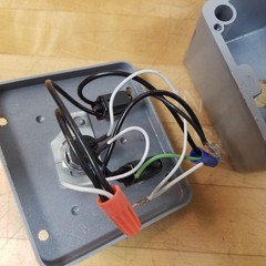 Unbranded Two Position Open/Close 4 x 4 x 2.5″ Box – USED