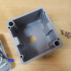 Unbranded Two Position Open/Close 4 x 4 x 2.5″ Box – USED