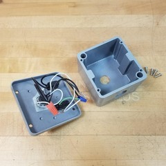 Unbranded Two Position Open/Close 4 x 4 x 2.5″ Box – USED