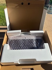 27″ Apple iMac 5K Retina display, 1 TB HD, 8 GB RAM, 3.2 GHz & BOX